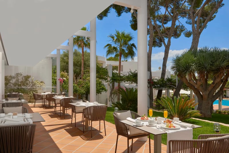 Poolside snack bar   dining