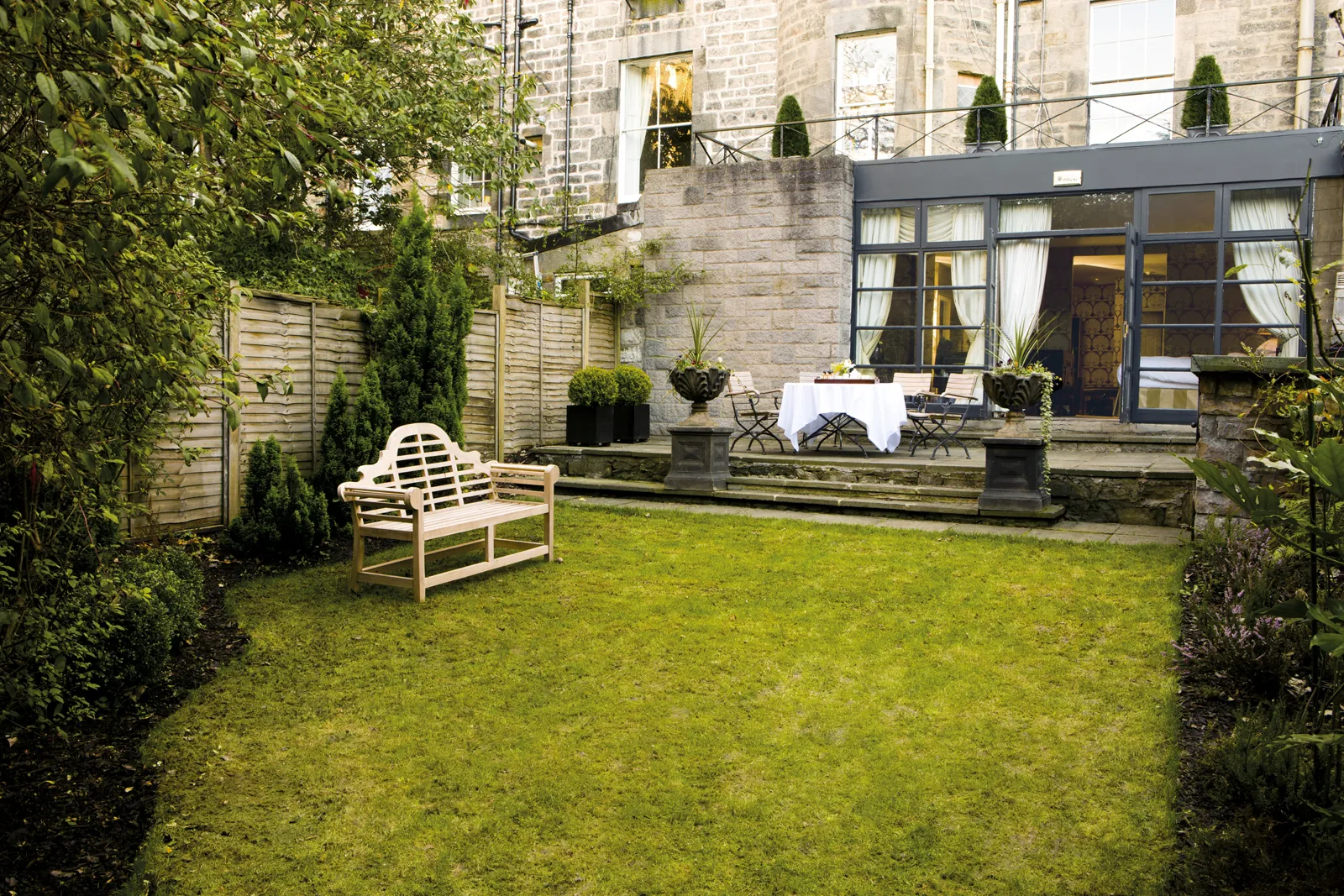 Nira Caledonia, Edinburgh