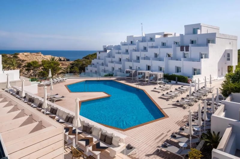 Spend the day in peace by the pool
