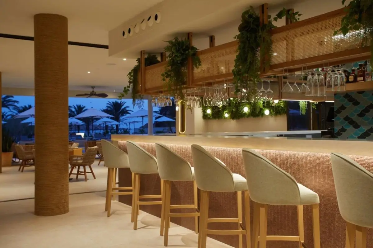 Sip on cocktails and cold drinks