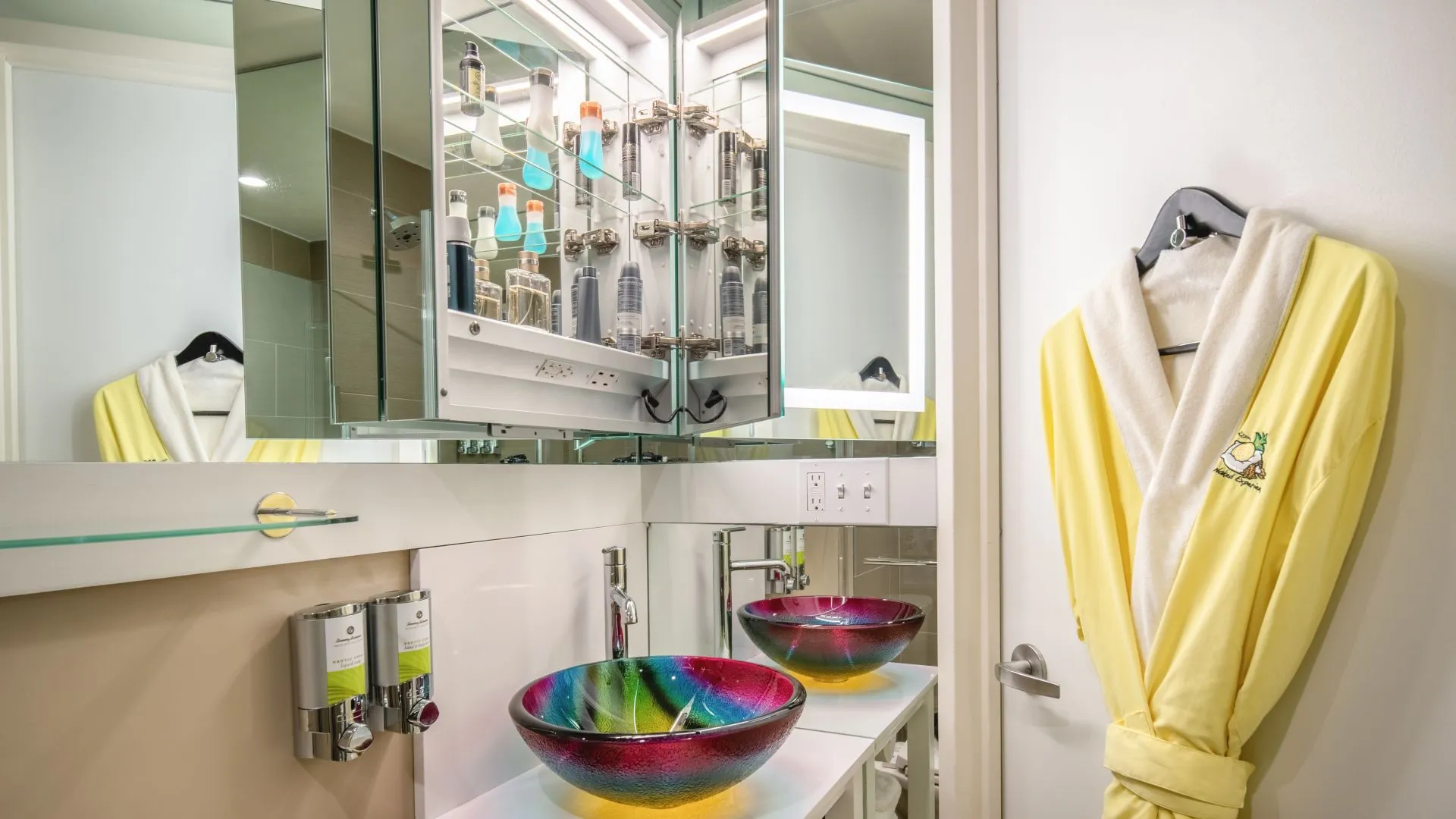 Fashionista King @ Staypineapple An Artful Hotel Midtown New York