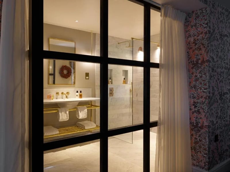Mews Hot Tub Suite @ Homewood Hotel and Spa