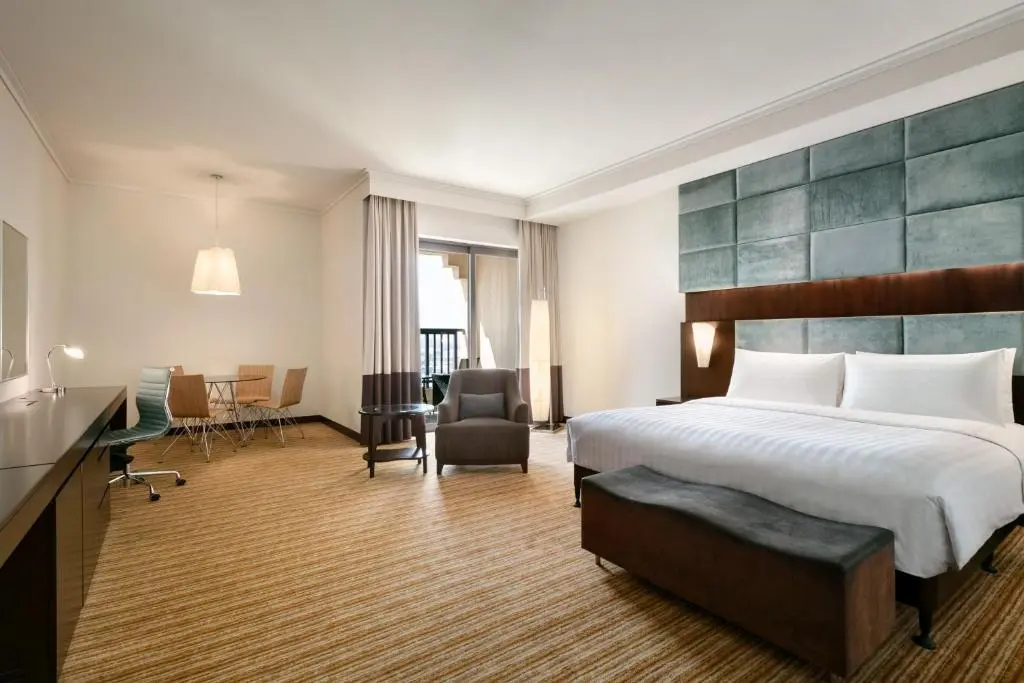 Traders Club Premier King Room @ Traders Hotel  by Shangri La