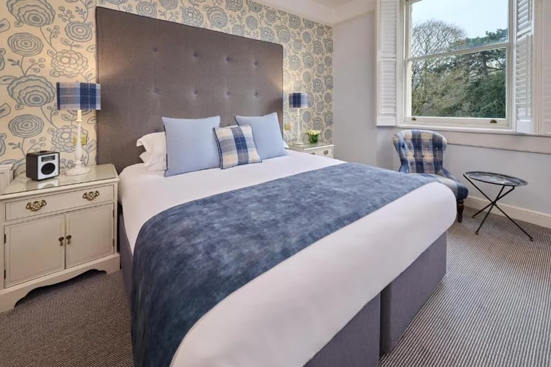 Deluxe Park View King   1 King Bed @ The Roseate Villa Bath
