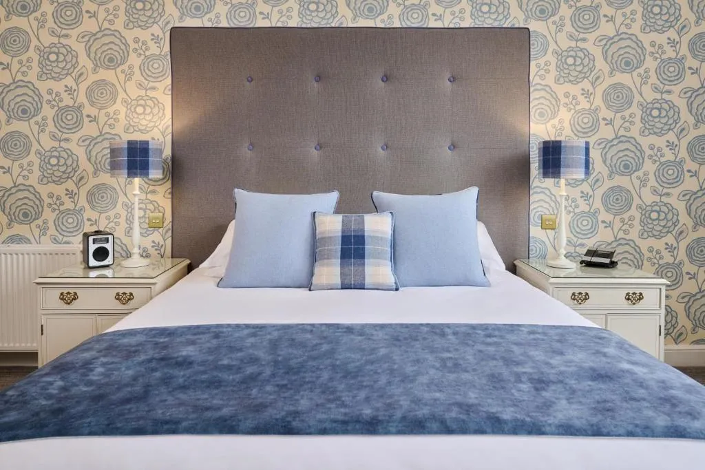 Deluxe Park View King   1 King Bed @ The Roseate Villa Bath