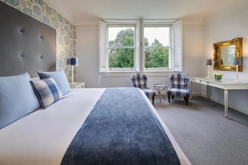 Deluxe Park View King   1 King Bed @ The Roseate Villa Bath
