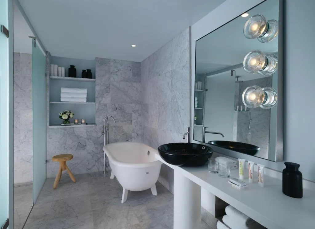 One Bedroom Suite @ Sea Containers London