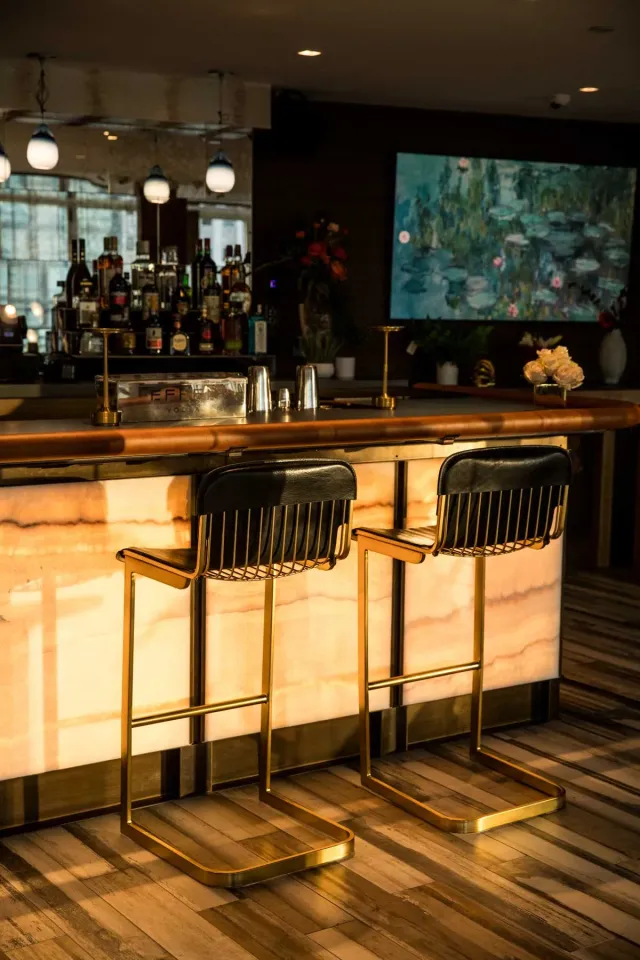 Expertly mixed cocktails and delicious snacks