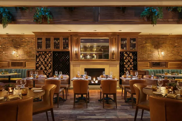 Serving classic American dishes   cocktails