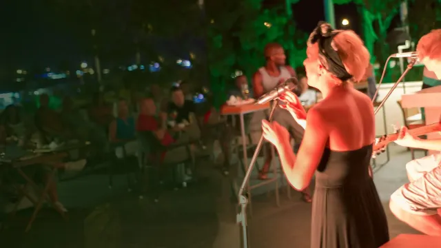 Enjoy live music in the evenings at Sunset Bar