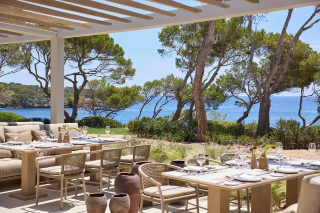 Luxurious   la carte dining   stunning views