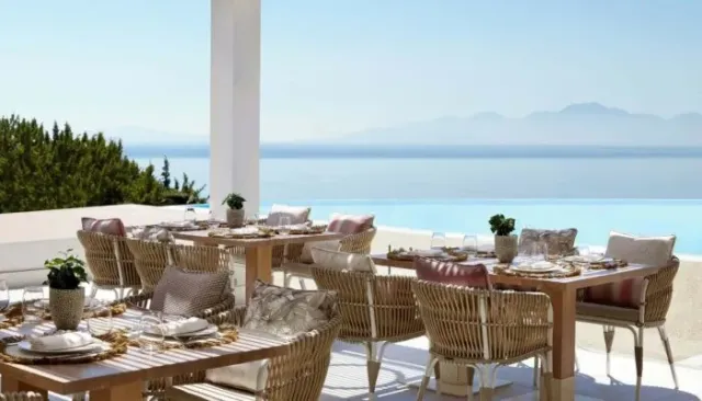 la carte dining with breathtaking views