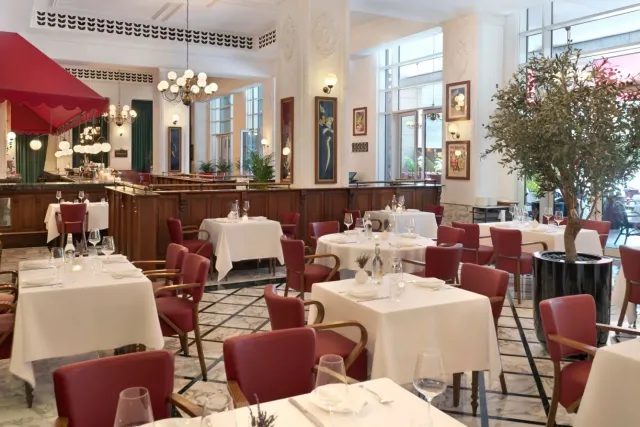 A sophisticated brasserie with live entertainment
