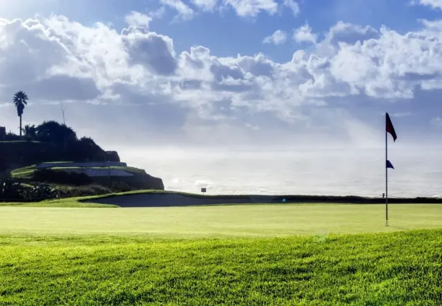 Access renowned golf courses