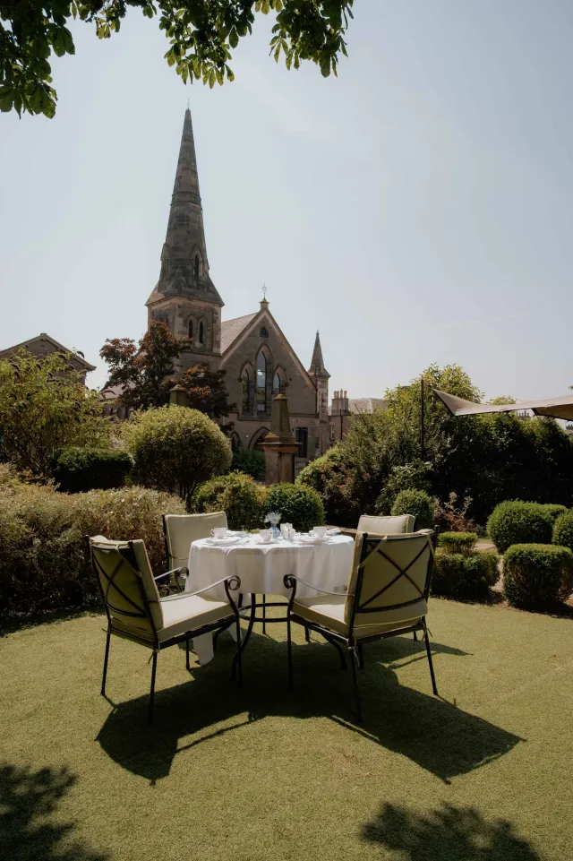 Al fresco dining in the garden