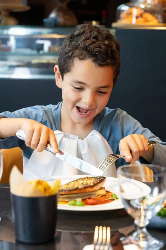 The Brush Grand Caf  offers a kids  menu