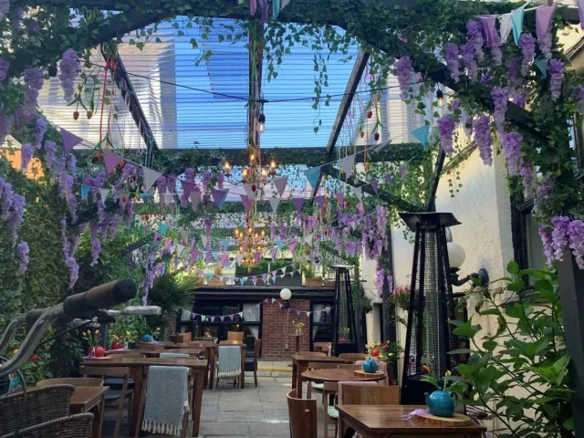 Relax with live music and tasty cuisine