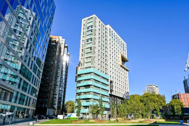 Close to transport links and landmarks