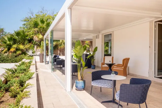 Savour craft cocktails   take in the views