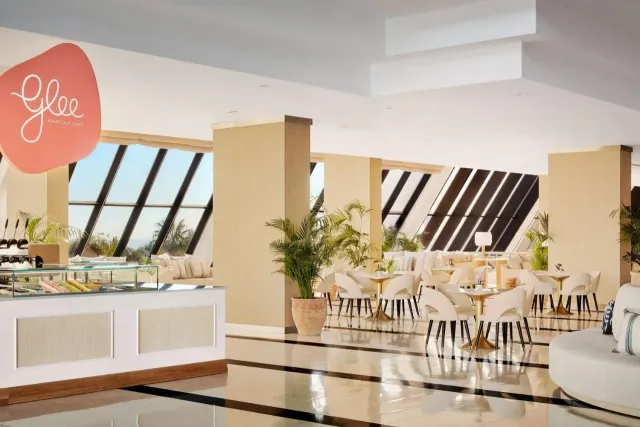 Parisian style caf  for coffee   light bites