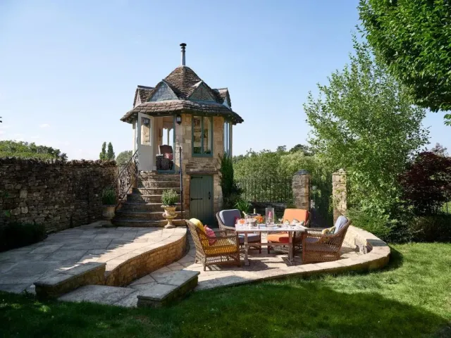 A lovely spot to relax   enjoy the afternoon
