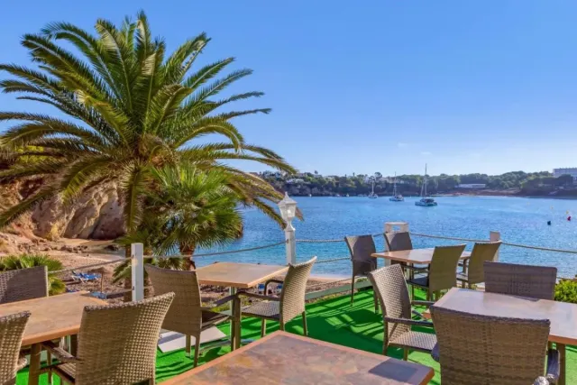 Wine and dine with a sea view