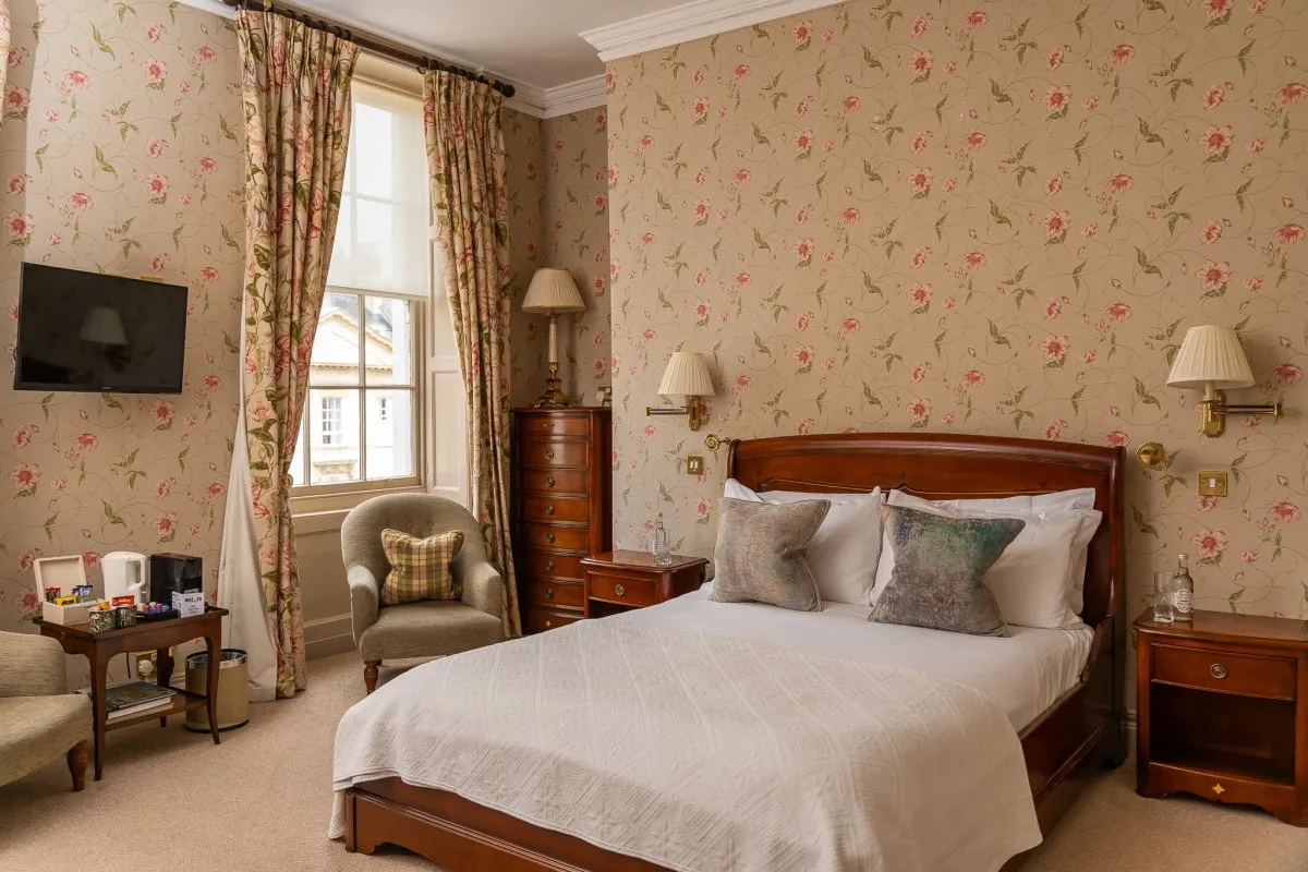 Deluxe Suite @ Dukes Bath