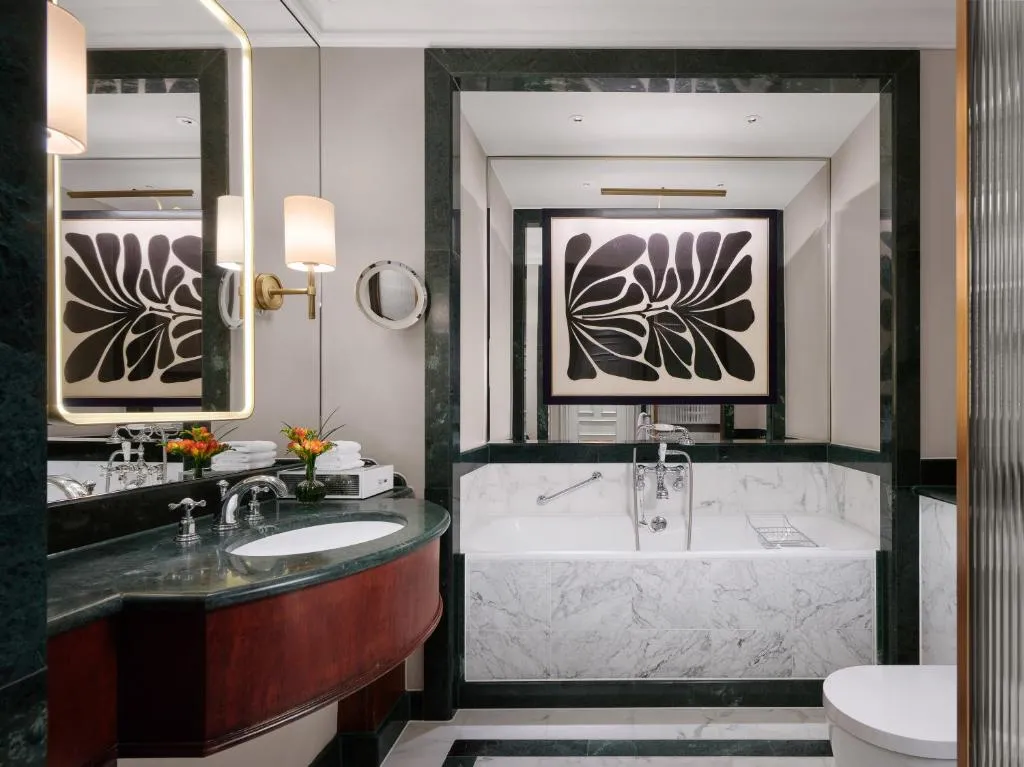 Junior Suite  River View @ The Savoy