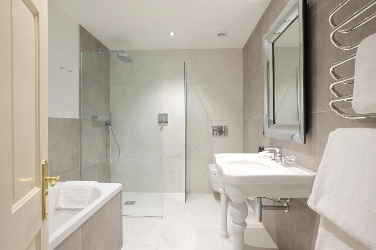 Deluxe Room @ Storrs Hall Hotel