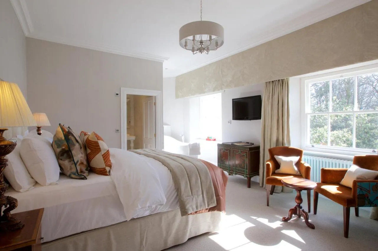 Feature Lake View Room @ Storrs Hall Hotel