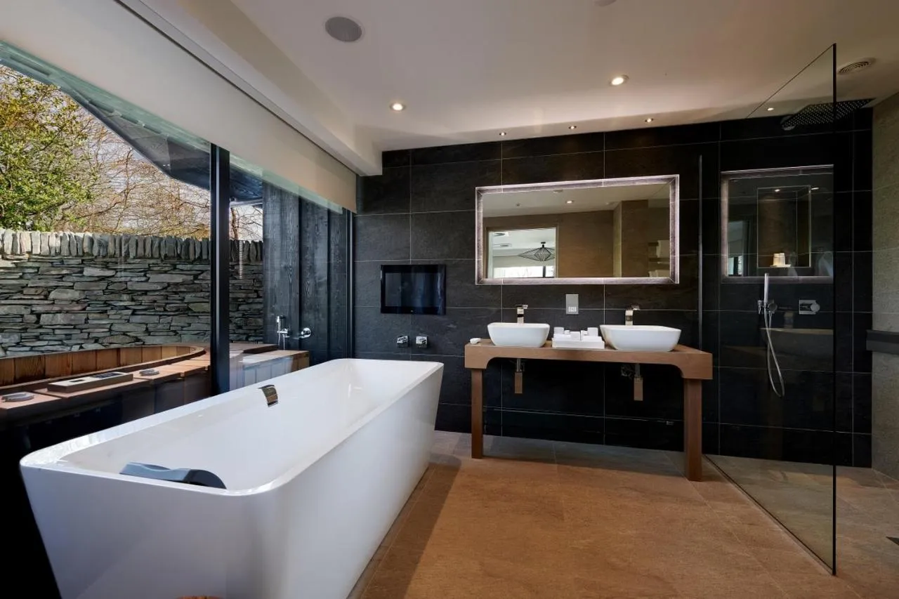 Wild Garden Lakeside Suite @ Storrs Hall Hotel