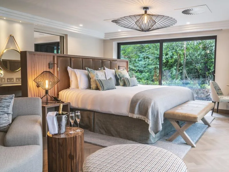 Lakeview Lakeside Suite @ Storrs Hall Hotel