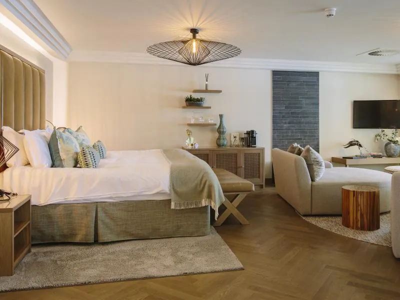 Lakeview Lakeside Suite @ Storrs Hall Hotel