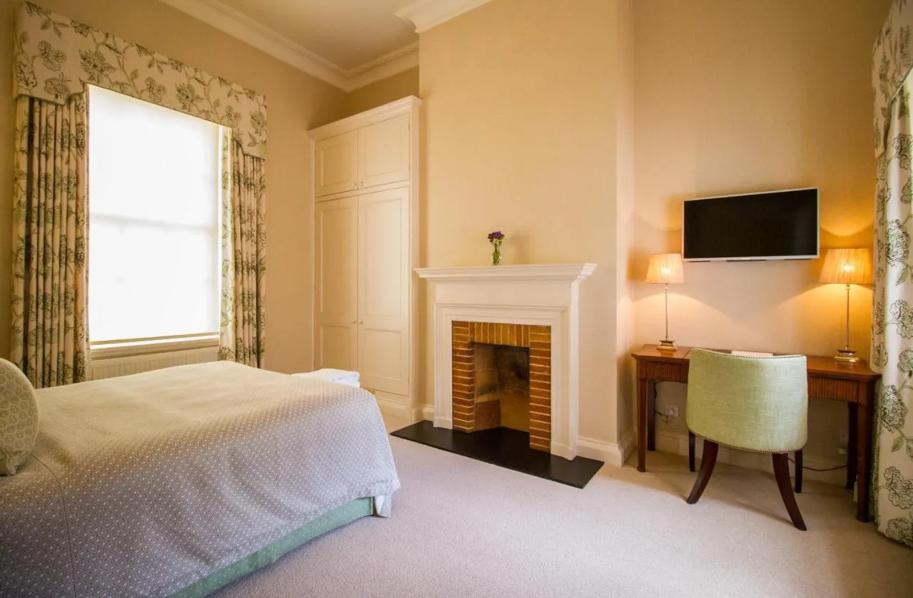 Town House  3 Double Rooms  @ Jockey Club Rooms