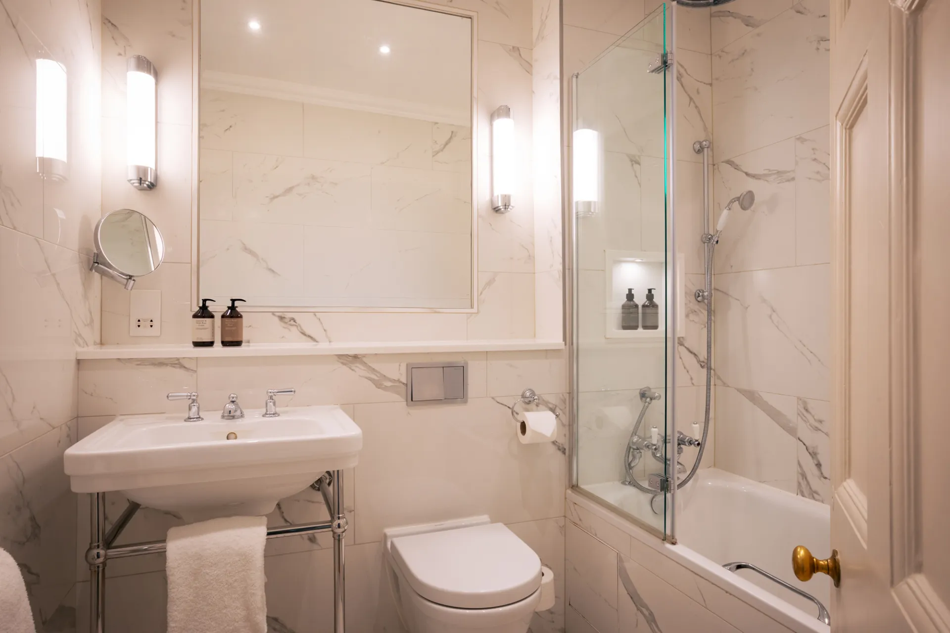 Spacious Double @ The Devonshire Arms Hotel