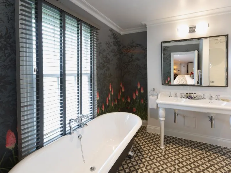 Feature King @ Gonville Hotel