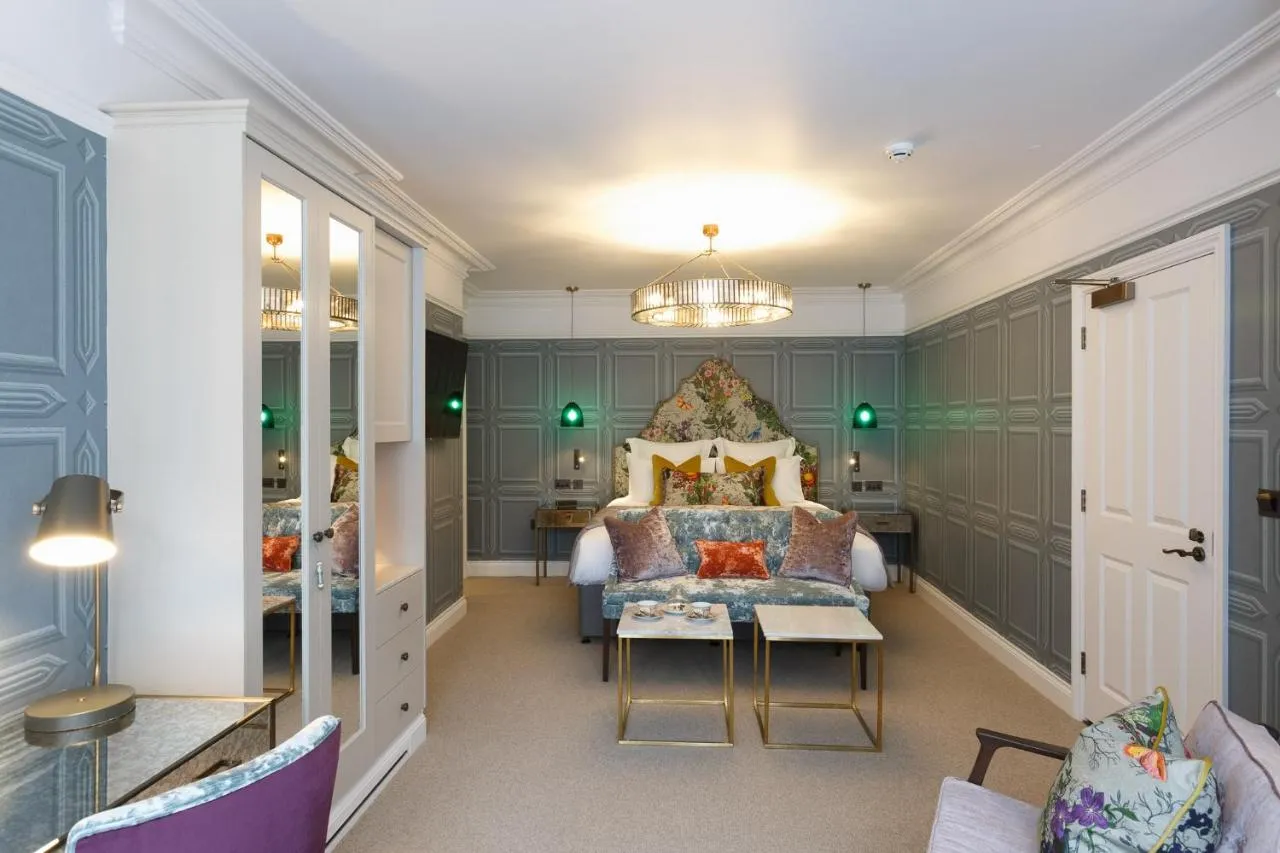 Feature Premier @ Gonville Hotel