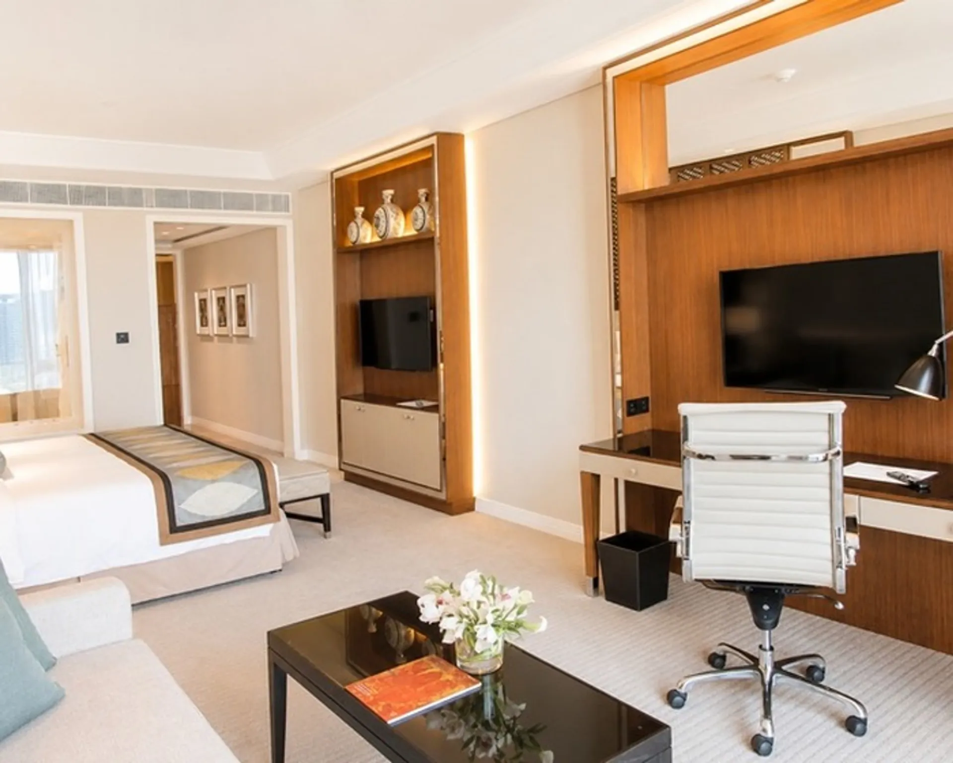 Luxury Family Room City View King Bed @ Taj Dubai