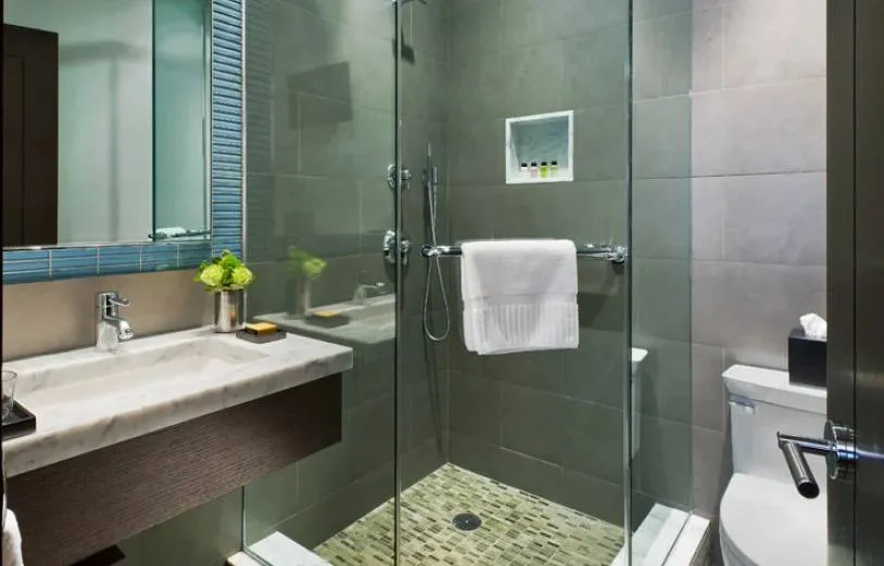 Deluxe King Room With Balcony @ The Pearl Hotel