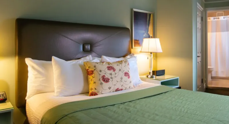 Suite Queen Size Bed @ Hotel Beacon