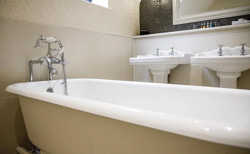 Spacious Attic Suite @ Langshott Manor