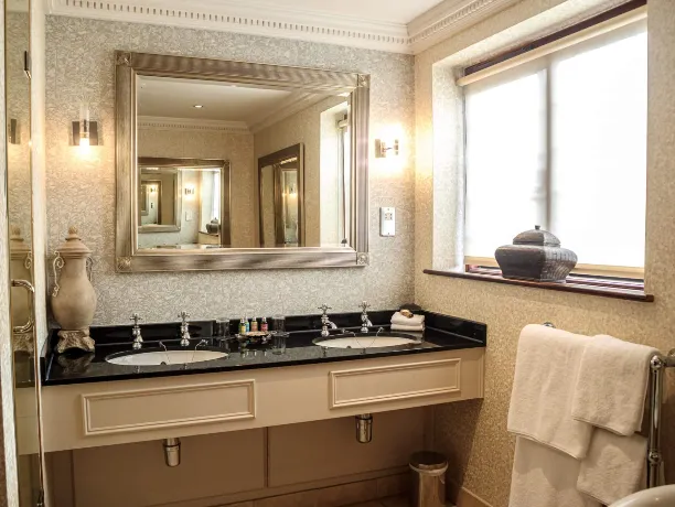 Luxury King @ Langshott Manor