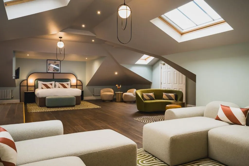 Deluxe King Suite @ Grange Hotel