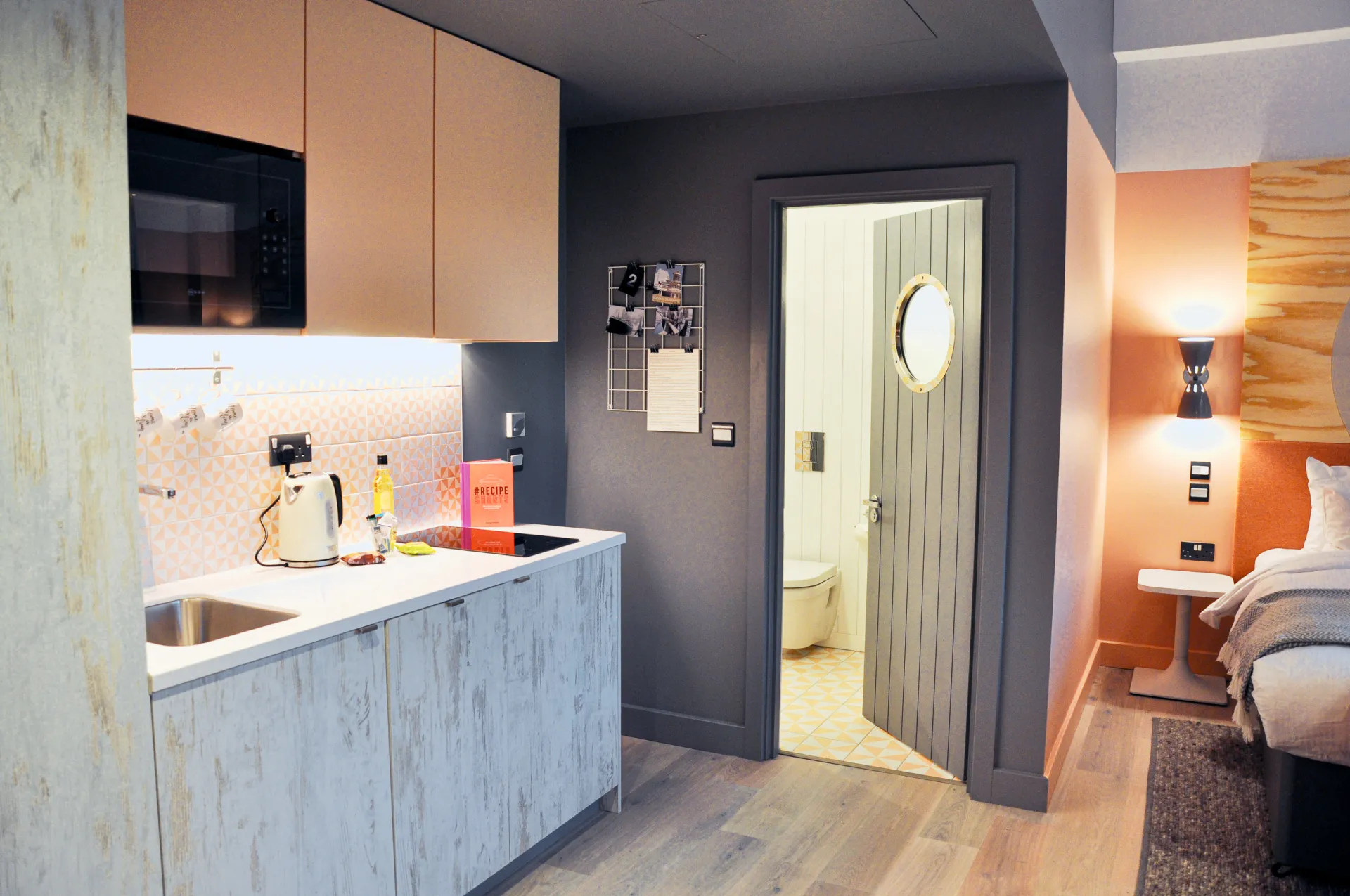 Master   Deluxe Room @ room2 Southampton