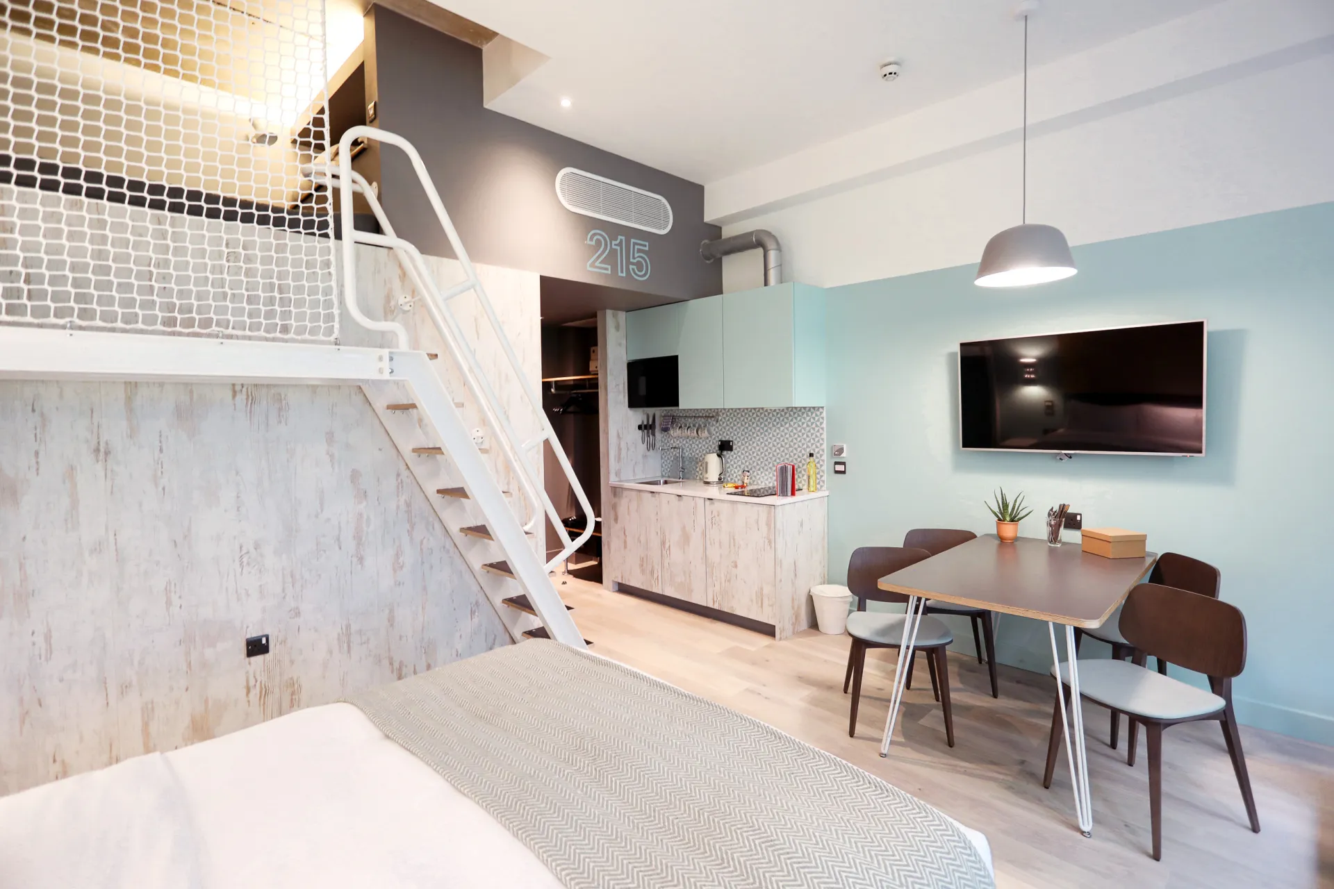 Master Loft   Deluxe @ room2 Southampton