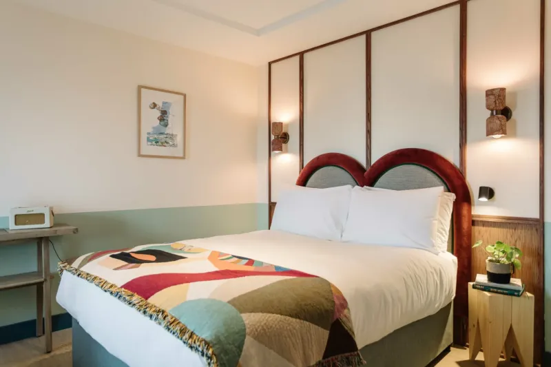 Accessible Suite   1 King Bed @ room2 Belfast