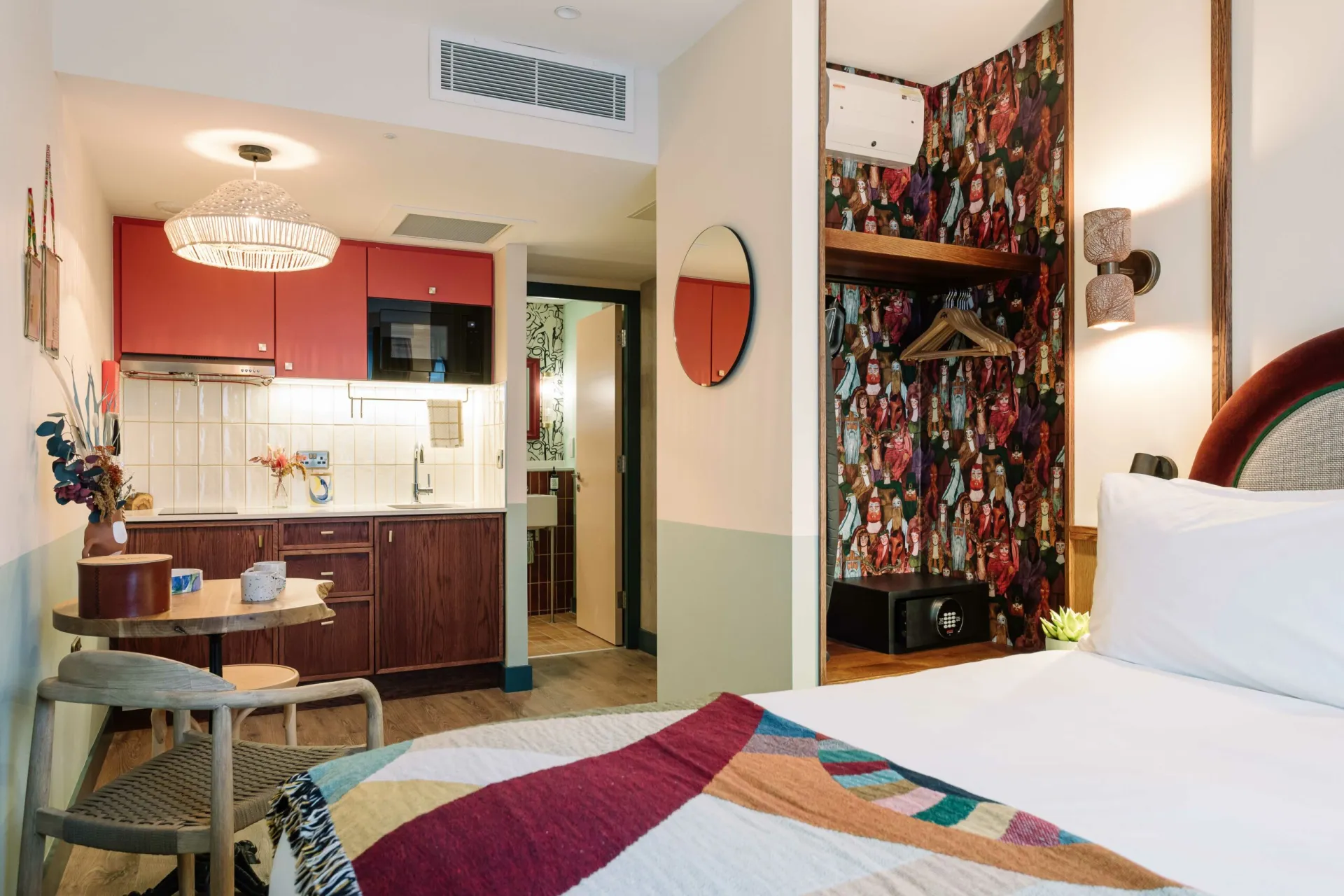 Studio   1 King Bed @ room2 Belfast