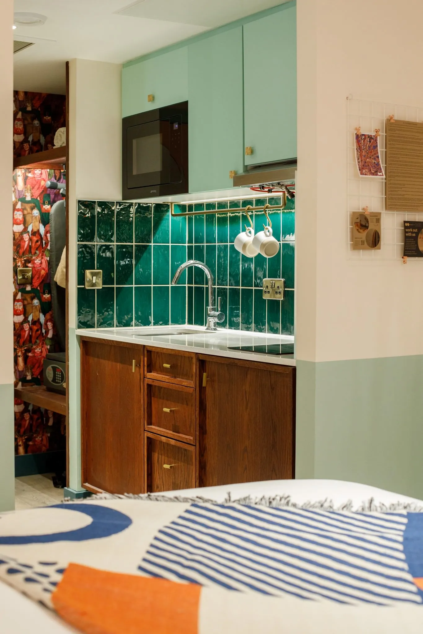 Studio   1 King Bed @ room2 Belfast