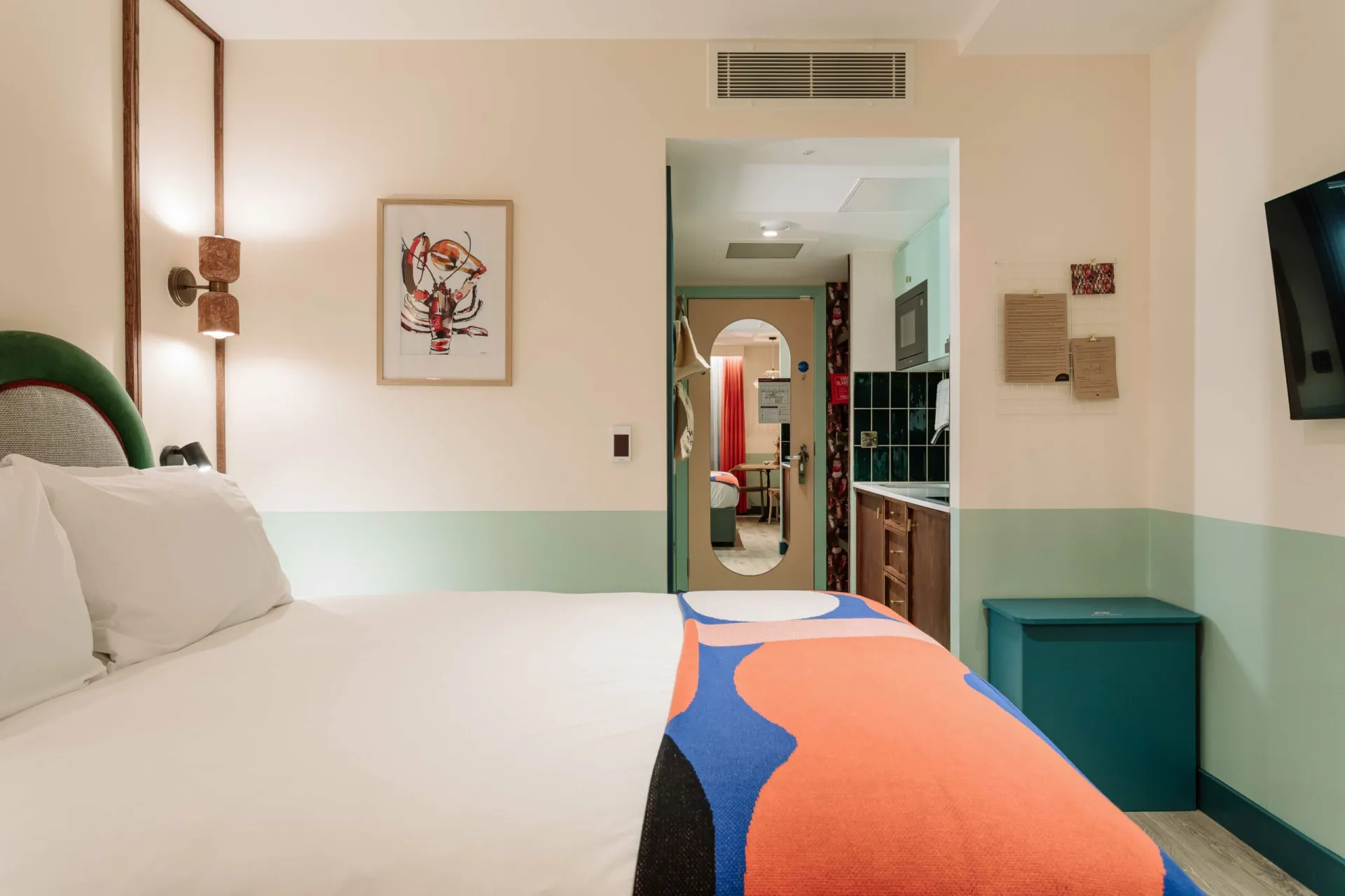 Studio   1 King Bed @ room2 Belfast