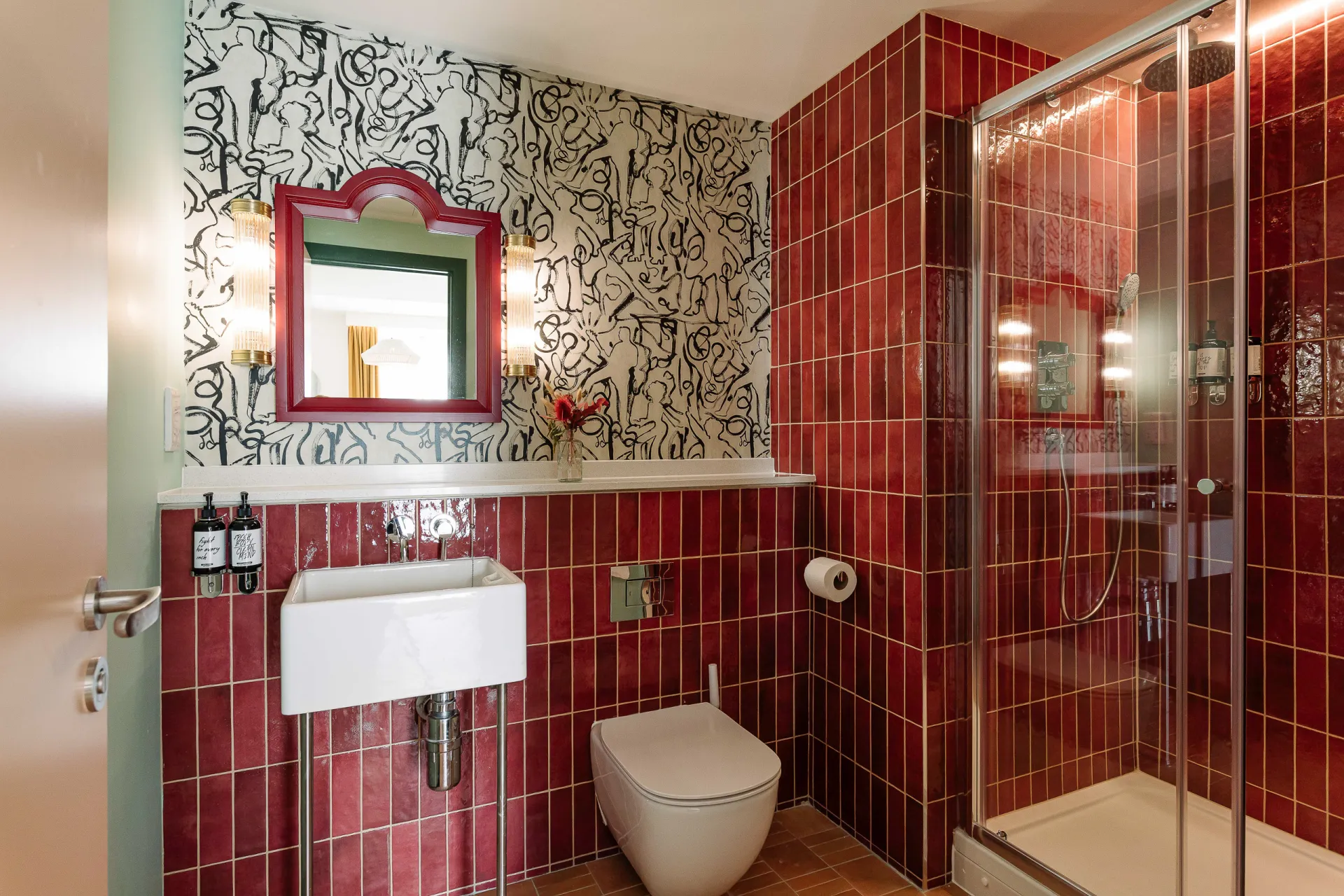 Suite   1 King Bed @ room2 Belfast